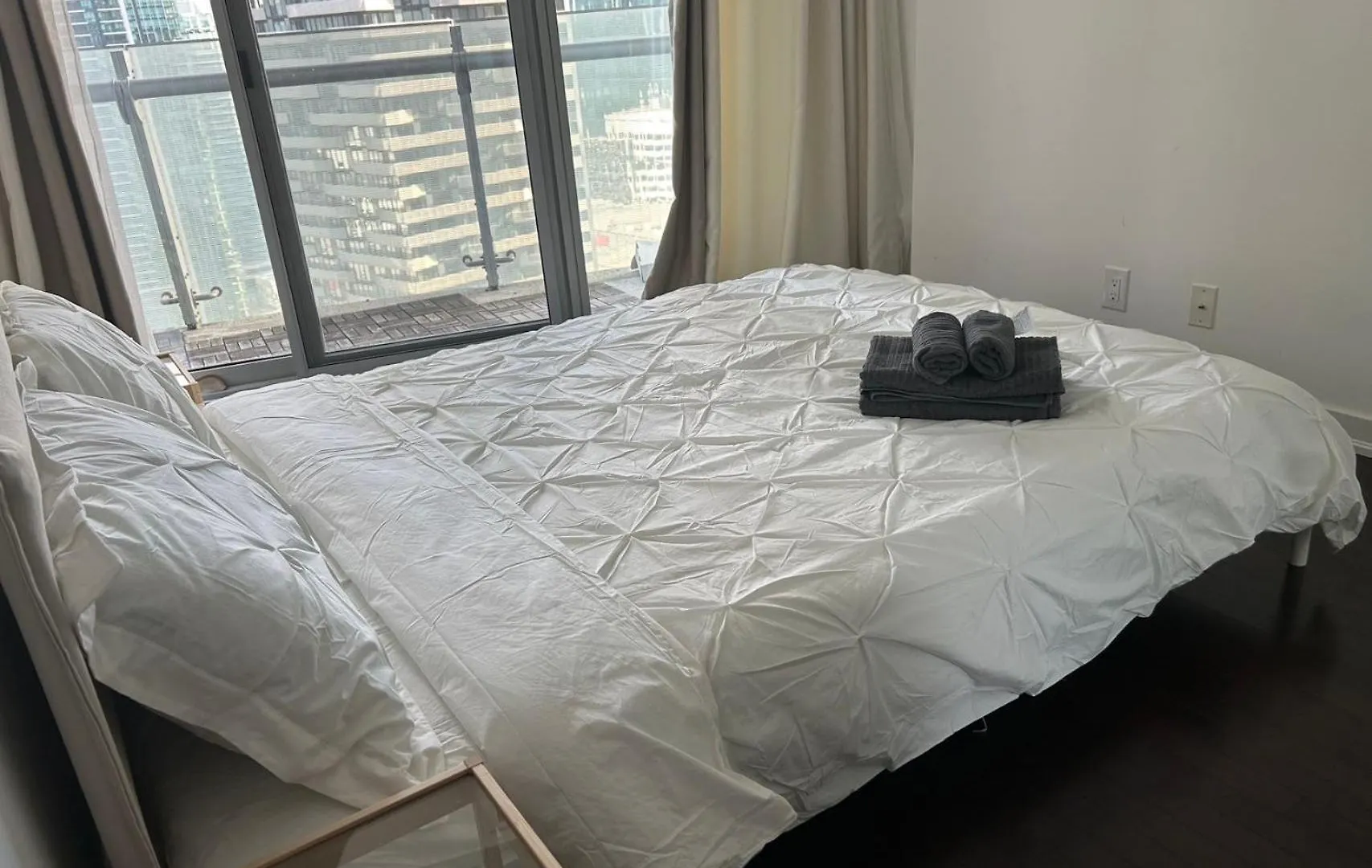 Downtown Modern Lakeview Condo 3 Queen Beds Near Cn Tower & Rogers Centre Toronto 0*,  Canada