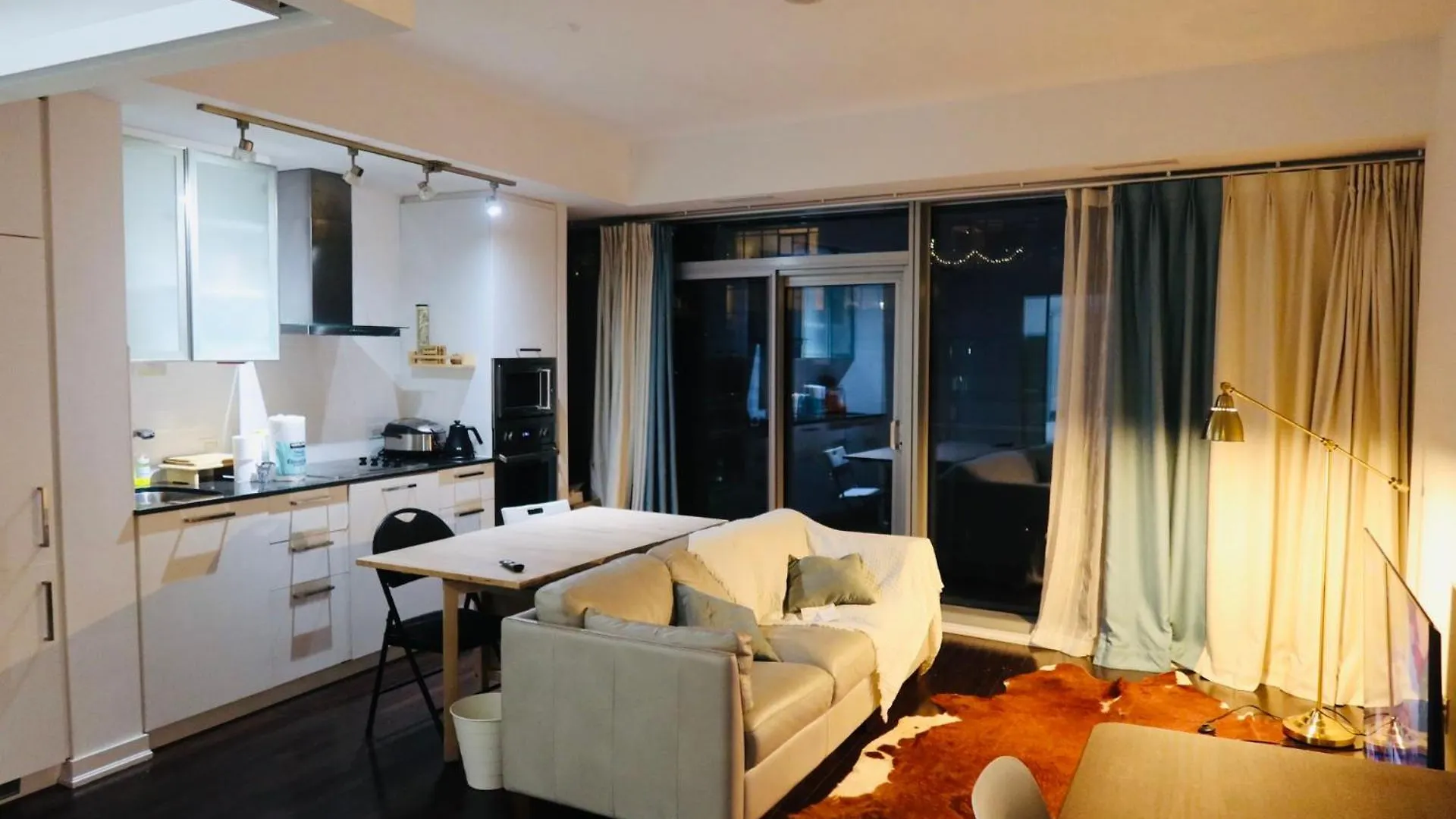 Downtown Modern Lakeview Condo 3 Queen Beds Near Cn Tower & Rogers Centre 토론토