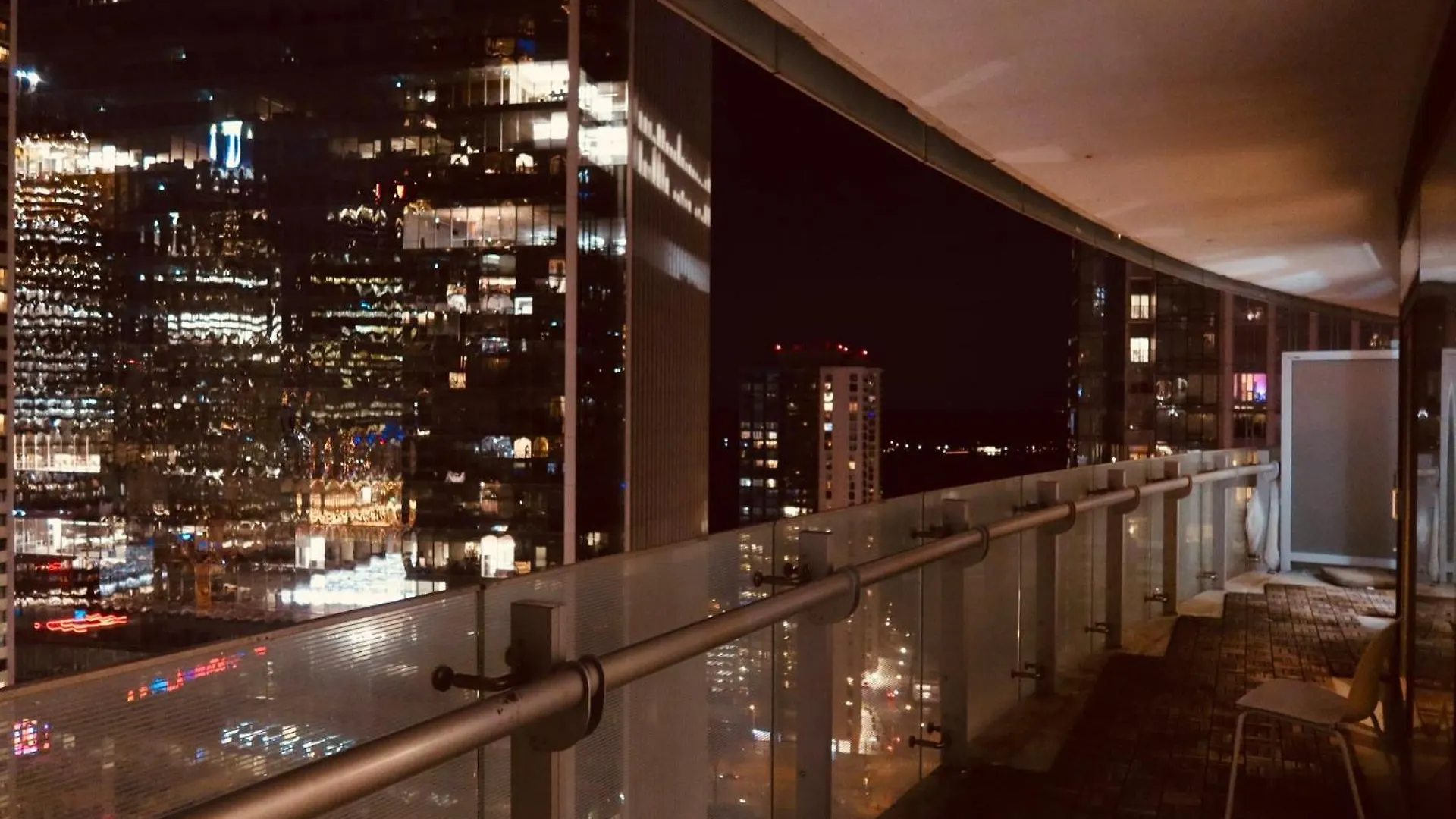Downtown Modern Lakeview Condo 3 Queen Beds Near Cn Tower & Rogers Centre location